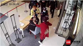 商场保安因扫码纠纷被顾客打伤.jpg